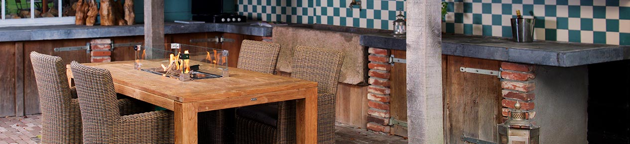 Im Tisch eingebauter Feuertisch