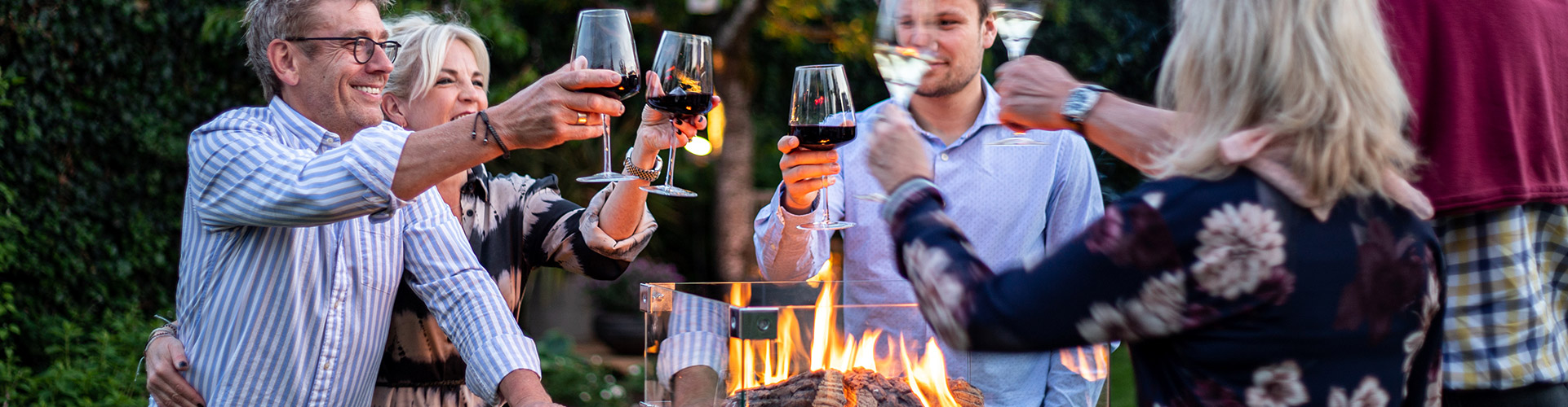 Gute Gesellschaft genießen am Feuertisch